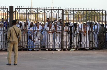 Una multitud de hombres espera para poder entrar al colegio electoral, en Nouakchott.