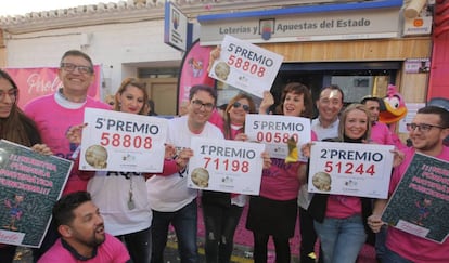 Premiados del sorteo de la Lotería de Navidad en administración de lotería El Perolo, en San Pedro del Pinatar (Murcia).