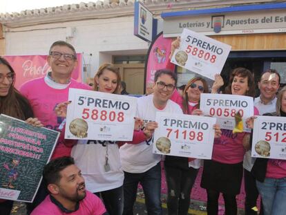 Premiados del sorteo de la Lotería de Navidad en administración de lotería El Perolo, en San Pedro del Pinatar (Murcia).
