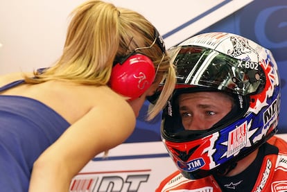 El australiano Casey Stoner ha vuelto a caerse con su Ducati