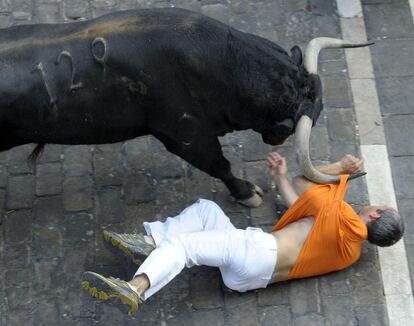 Un toro negro de Victoriano del Río que se ha adelantado a sus hermanos en el tercer encierro de Sanfermines ha sido el protagonista de la carrera, al embestir y arrollar a varios mozos en la primera mitad del encierro.