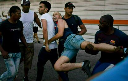 En esta fotografía del 11 de mayo de 2019, la policía detiene a un manifestante por los derechos de los homosexuales, ya que participaba en una marcha no autorizada.