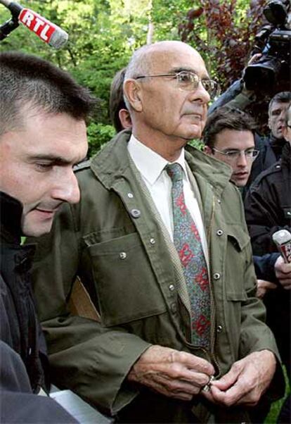 El general francés Philippe Rondot, rodeado de periodistas a la salida de su casa el 22 de mayo de 2006.