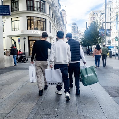 MADRID, SPAIN - NOVEMBER 12: Several people with bags on November 12, 2024, in Madrid, Spain. 66% of Spaniards say they will buy some product during Black Friday, which will be held on November 29 and is once again becoming one of the key dates in the advance of Christmas shopping campaign. Specifically, this figure represents an increase of nine percentage points over last year's data, in which 57% of the population expressed this intention to purchase. (Photo By Ricardo Rubio/Europa Press via Getty Images)