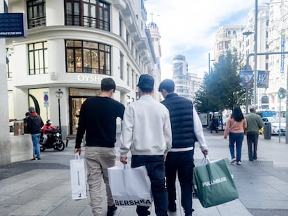 MADRID, SPAIN - NOVEMBER 12: Several people with bags on November 12, 2024, in Madrid, Spain. 66% of Spaniards say they will buy some product during Black Friday, which will be held on November 29 and is once again becoming one of the key dates in the advance of Christmas shopping campaign. Specifically, this figure represents an increase of nine percentage points over last year's data, in which 57% of the population expressed this intention to purchase. (Photo By Ricardo Rubio/Europa Press via Getty Images)