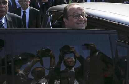 El presidente francés, François Hollande, sonríe a los medios de comunicación, tras visitar una escuela de primaria en Orleans (Francia).