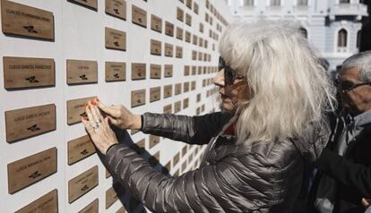 Una mujer coloca el nombre de uno de los 2.200 republicanos que llegaron a Chile.