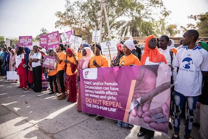 Ciudadanos gambianos protestan contra la despenalización de la mutilación genital femenina frente al Parlamento de Gambia, en Banjul, este lunes 18 de marzo.