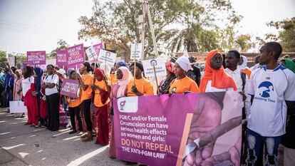 Ciudadanos gambianos protestan contra la despenalización de la mutilación genital femenina frente al Parlamento de Gambia, en Banjul, este lunes 18 de marzo.