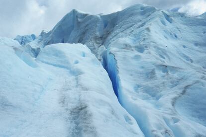 Ciertas partes de los glaciares adquieren una tonalidad azulada debido a la luz refracción.