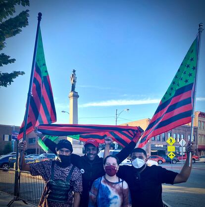 Maurice Wells y sus amigos protestan ante la estatua confederada en Graham (Carolina del Norte).