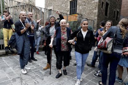 Una mujer sale entre aplausos tras votar.