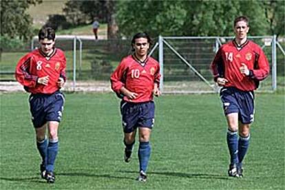 Andrés Iniesta, Diego León y Fernando Torres, durante un entrenamiento con la selección sub 17.