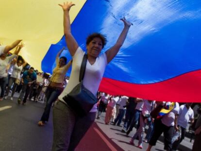 Opositores venezolanos participan en una marcha para exigir la inmediata anulación de una norma que permite a la Fuerza Armada el uso de la fuerza "potencialmente mortal" en el control de manifestaciones.