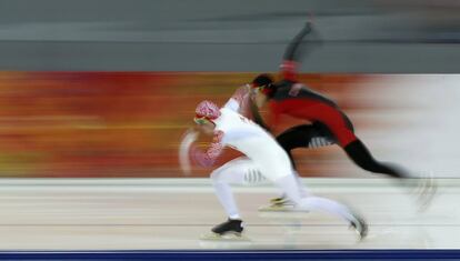 El ruso Artyom Kuznetsov (L) y el chino Mu Zhongsheng durante la prueba de 500 metres en Sochi.