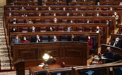 Componentes del Congreso sentados en el hemiciclo durante una sesión de Control al Gobierno.