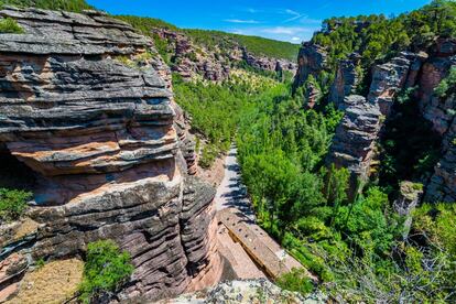 Los cañones y hoces fluviales del parque natural del Alto Tajo, repartidos entre las provincias de Cuenca y Guadalajara, donde se inspira la novela ‘El río que nos lleva’, de José Luis Sampedro, que relata el duro trabajo de los gancheros en el Tajo, están recorridos por 11 rutas oficiales, más nueve georutas para la interpretación de su patrimonio geológico. Hay algunas no demasiado largas y de dificultad baja o media. Como la del Barranco del Horcajo, que se adentra entre abruptas paredes rocosas; la de la Laguna de la Salobreja, que comienza en las cercanías del pueblo de Orea (Guadalajara), o la del valle de los Milagros, con la cueva de los Casares. En la foto, el Santuario de la Virgen de la Hoz, a orillas del río Gallo, en Ventosa. Más información: <a href="http://www.turismocastillalamancha.es/naturaleza/parque-natural-del-alto-tajo-53072/descripcion/" target="_blank">turismocastillalamancha.es</a>