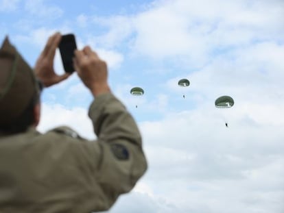 Un asistente a la recreaci&oacute;n del desembarco de Normand&iacute;a, en su 70 aniversario el pasado junio, captura la majestuosidad del momento con su &#039;smartphone&#039;