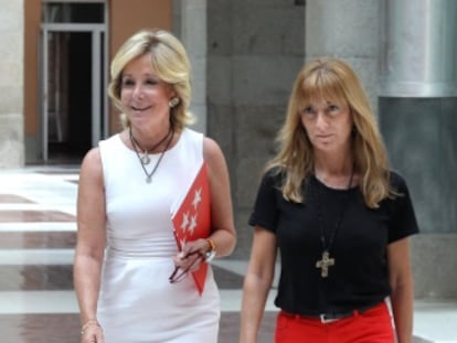 Isabel Gallego (a la derecha), junto a Regino García-Badell y Esperanza Aguirre cuando esta era presidenta de la Comunidad de Madrid.