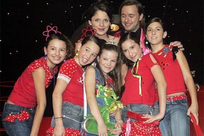 María Isabel (en el centro) celebra el primer puesto junto a sus compañeras y los presentadores del Festival.