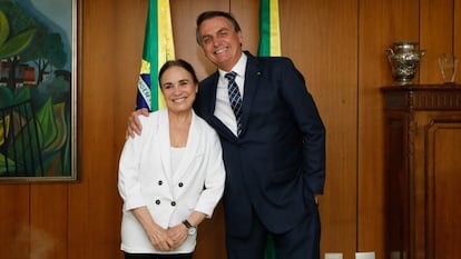 A atriz Regina Duarte e o presidente, Jair Bolsonaro, durante reunião em Brasília.