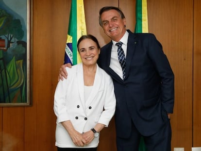 A atriz Regina Duarte e o presidente, Jair Bolsonaro, durante reunião em Brasília.