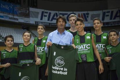 Villacampa posa con la camiseta de la campaña.
