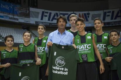 Villacampa posa con la camiseta de la campa&ntilde;a. 