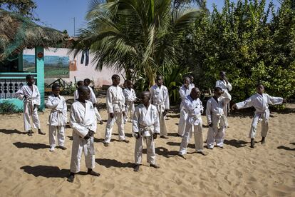 Niños de la calle practican kárate en la Casa de la Estación.