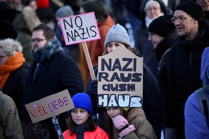 Un momento de la manifestación contra AfD celebrada el domingo frente a la sede del Bundestag en Berlín.