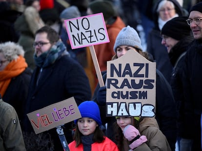 Un momento de la manifestación contra AfD celebrada el domingo frente a la sede del Bundestag en Berlín.