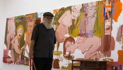Paul MaCarthy, retratado en la Fundación Gaspar en Barcelona ante una de sus obras.