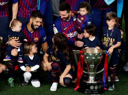 Los jugadores del FC Barcelona Luis Suárez y Leo Messi posan con el trofeo.