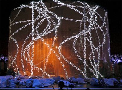 El escenario del Kursaal donostiarra con la escenografía de La Fura.