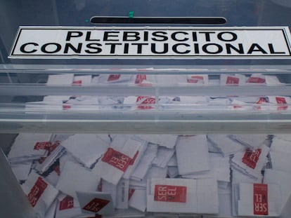 Una urna durante el plebiscito de septiembre de 2022, en Valparaíso (Chile).