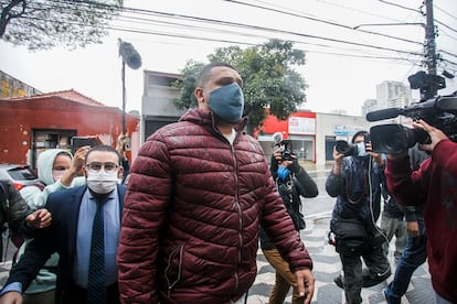 Paulo Lima, conhecido como Galo, dos Entregadores Antifascistas, comparece voluntáriamente ao 11 º DP para prestar depoimento.