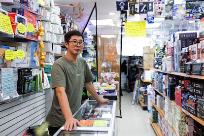 Wu Yang, dueño de la tienda Leechi en el centro histórico en Ciudad de México.