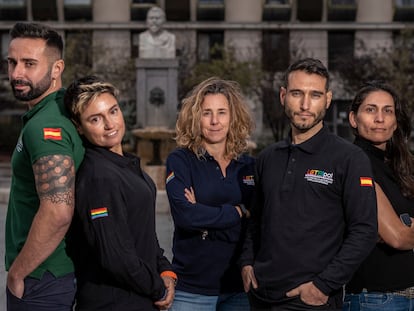 De izquierda a derecha José Pedro Sageras, Elena Sánchez, Begoña Gallego, Rufino Arco y Arantxa Miranda, de la asociacion LGTBIPOL.