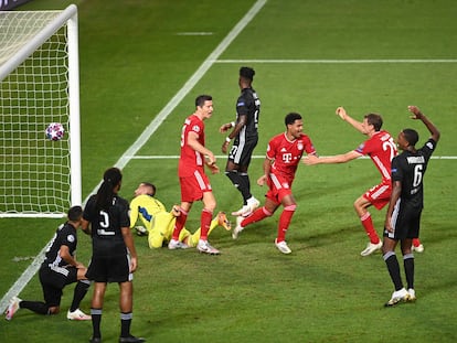 Gnabry (centro) celebra su segundo gol ante el Lyon.
