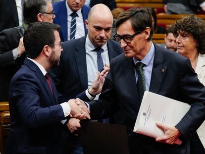 El presidente del grupo parlamentario socialista, Salvador Illa, saluda al presidente de la Generalitat, Pere Aragonès, en el Parlament.