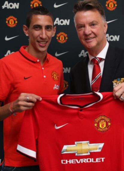 Di María luce su nueva camiseta junto a Van Gaal.