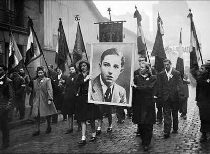 Manifestantes con un retrato del joven comunista Guy Môquet, en París alrededor del año 1945.