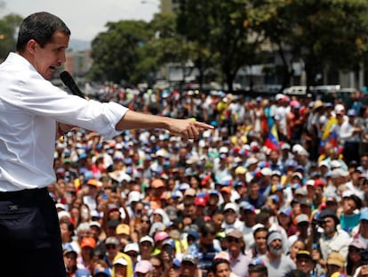 Guaidó discursa durante protesto em Caracas nesta quarta-feira