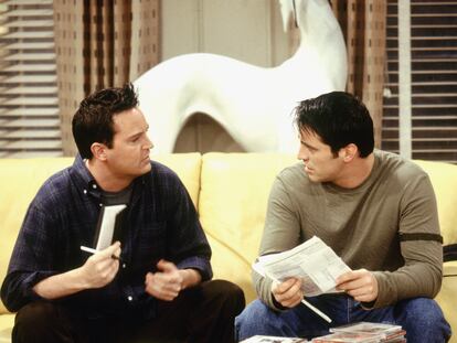 Matt LeBlanc y Matthew Perry (izquierda), en un episodio de la serie 'Friends'.