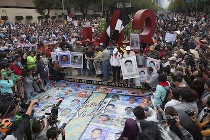 "Les estamos demostrando que un año después sigue prendida la llama de la indignación", clamó en el Zócalo, la plaza central del DF y símbolo de la República, la madre de uno de los desparecidos.