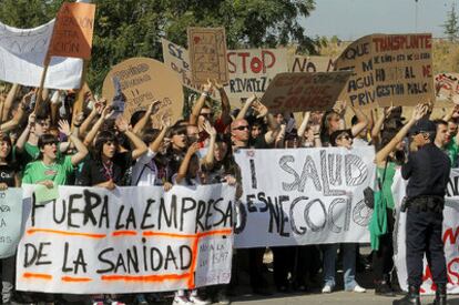 Más de 200 manifestantes, frente al nuevo hospital de Torrejón de Ardoz.