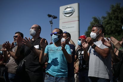 Centenares de trabajadores de la fabrica Nissan protestan tras denunciar el cierre de las instalaciones.