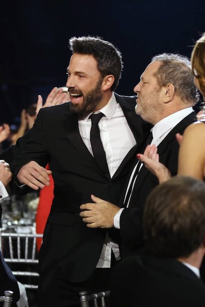 <p>El actor publicó el 10 de octubre una firme condena a Harvey Weinstein en sus redes sociales, pero eso solo consiguió que muchos usuarios de redes sociales le recordasen la campaña que llevó a cabo en los Oscars de 2017 a favor de su hermano, Casey Affleck (con dos acusaciones de acoso sexual a sus espaldas) para que ganase la estatuilla a mejor actor por 'Manchester frente al mar'. Además, en plataformas como Youtube han resurgido vídeos en los que, ante las cámaras, <a href="https://youtu.be/Ajkv9plK6-E" target="_blank">toca los pechos de la actriz Hilarie Burton</a> o de la <a href="https://youtu.be/NMq6xDHBKwQ" target="_blank">presentadora Anne-Marie Losique</a>, en lo que entonces parecía un juego grosero pero hoy toma otro significado. Affleck ya <a href="https://twitter.com/BenAffleck/status/918166049501208576" target="_blank">ha pedido perdón a Burton</a> en su cuenta oficial de Twitter, pero <a href="https://www.vox.com/culture/2017/10/13/16465216/ben-affleck-harvey-weinstein-sexual-harassment" target="_blank">para medios como la prestigiosa web estadounidense Vox</a>, su imagen puede sufrir un daño irreparable arrastrada por el caso Weinstein. </p>