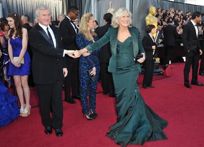 Glenn Close, nominada a mejor actriz por su papel en 'Albert Nobbs' llega a la alfombra roja de los Oscar. La actriz lleva un modelo de Zac Posen.