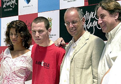 Gabriele Salvatores, con gafas, junto a los actores María Jurado, Rubén Ochandiano y Juanjo Puigcorbé, en Málaga.